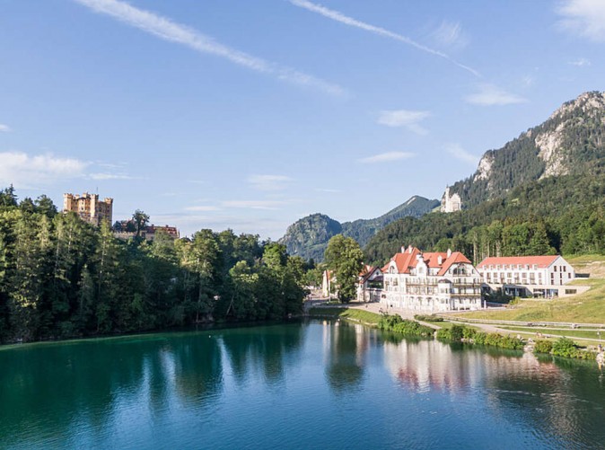 021_Schoene-Aussichten-Touristik-ameron-neuschwanstein-alpsee-resort-spa-alpenrose-aussenansicht-beide-schloesser-see_adb3746424