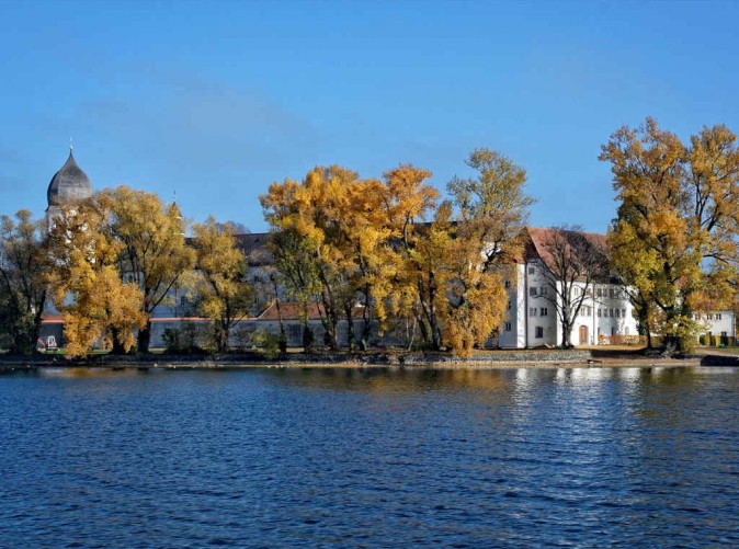 044_SchoeneAussichtenTouristik_pixabay_Fraueninsel_Chiemsee_autumn-1021306_1280