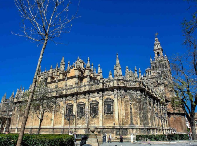 SchoeneAussichtenTouristik-Sevilla-giralda-2064185_pixabay