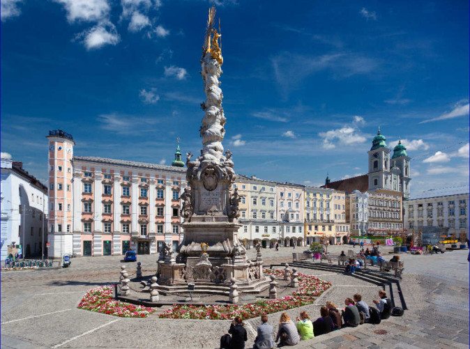 010_Hauptplatz-Dreifaltigkeitssaeule-Rathaus-Alter-Dom-Jesuitenkirche_Oesterreich-Werbung_Julius-Silver