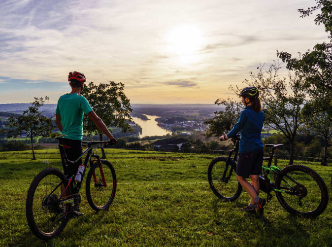 0010_00000085371_Zwei-Mountainbiker-machen-Rast-im-Muehlviertel-Blick-auf-die-Donau_Oesterreich-Werbung_Martin-Steinthaler-tinefoto-com-