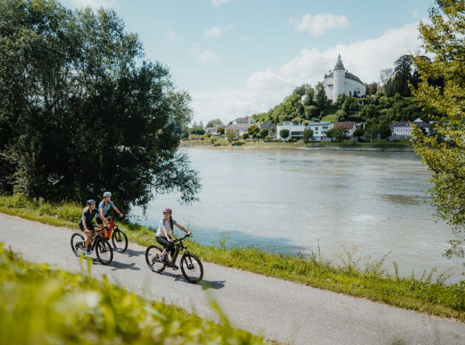 0013_00000118487_Radtour-am-Donauradweg-Blick-auf-Ottensheim-Wilhering_CMVisuals