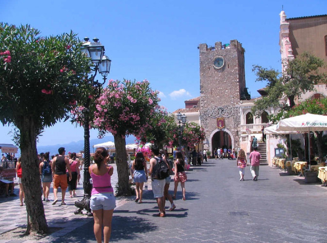 0011_main-plaza-taormina-276387_1280