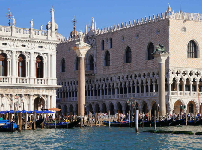 SchoeneAussichtenTouristik-Venedig-markusplatz-470561_pixabay
