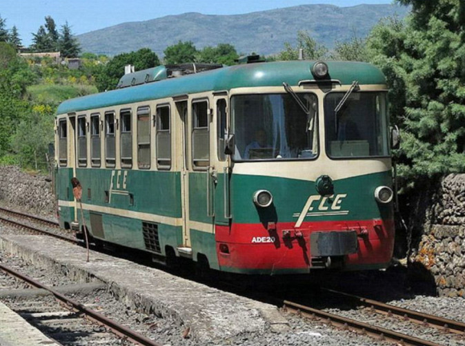 unterwegs-auf-der-historischen-schmalspurbahn-ferrovia-circumetnea---_185_---credit-giorgio-stagni
