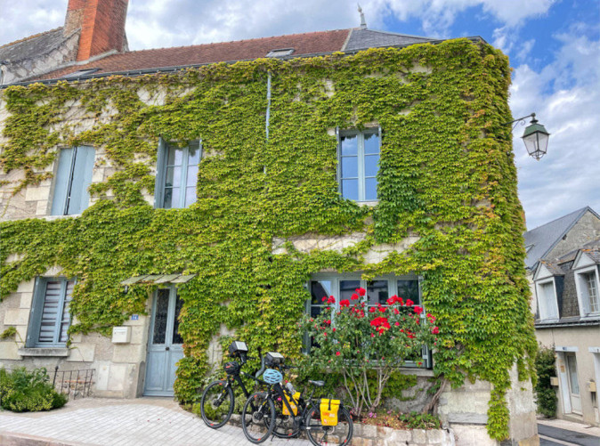0011_eurobike_radreisen_schloesser_loire_haus_blaetter