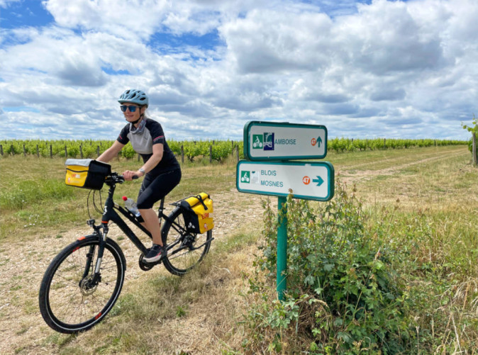 0033_eurobike_radreisen_schloesser_loire_weinreben_radler_wegweiser
