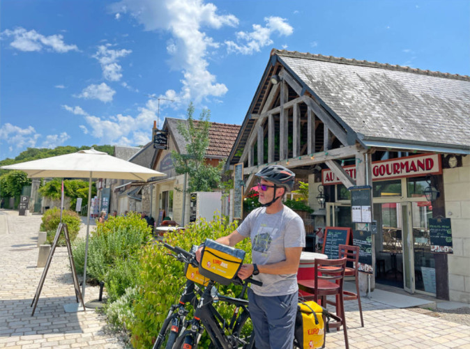 0035_eurobike_radreisen_schloesser_loire_marktstaende_radler