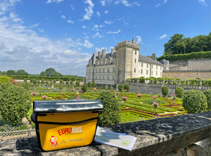 0040_eurobike_radreisen_schloesser_loire_schloss_villandry_lenkertasche_reiseunterlagen
