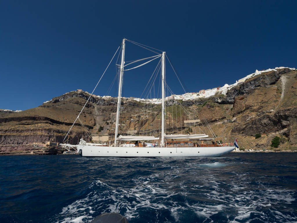 RHEA Santorini Sailing Classics Schoene Aussichten Touristik 260623 SIZ2769 c Carolin Thiersch 01151