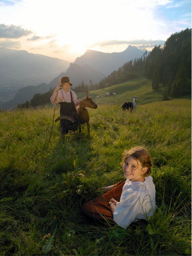 Heidi und Peter auf der Wiese - Schöne Aussichten Touristik